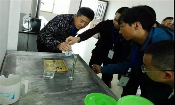 雅大白酒生產設備學員測量酒精度