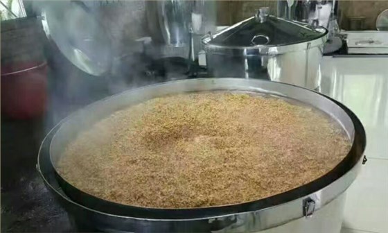 【白酒生產設備】蒸玉米時加悶水正確模式
