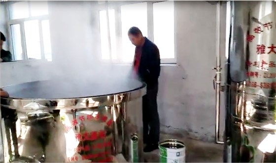 使用雅大白酒設備蒸酒時上料要點講解 使用雅大白酒設備蒸酒時上料要點講解
