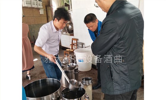 蒸汽釀酒設備接酒 買酒賣酒現場
