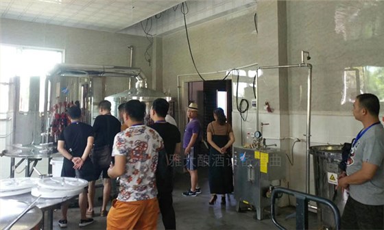 「人間大愛」為資助更多留守兒童 潘總選擇用大型釀酒設備開酒廠-05