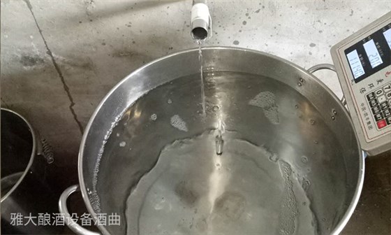小型酒廠設備釀的酒越存越香，可存酒不當反而會將酒存廢了！-01-出酒