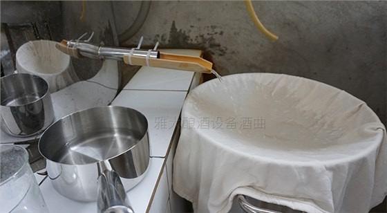 用多功能釀酒設(shè)備蒸酒時,水密封糟溢糟怎么辦?-06-出酒 用多功能釀酒設(shè)備蒸酒時,水密封糟溢糟怎么辦?-06-出酒