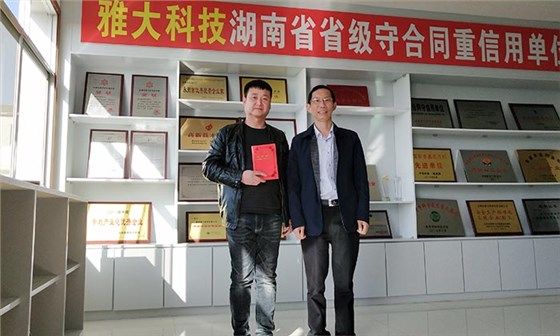 玉米價格持續走低,劉哥借助中型釀酒設備為村民謀一條致富路-01 玉米價格持續走低,劉哥借助中型釀酒設備為村民謀一條致富路-01