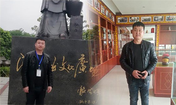 玉米價格持續走低,劉哥借助中型釀酒設備為村民謀一條致富路-02雅大文化廣場與酒展廳留影 玉米價格持續走低,劉哥借助中型釀酒設備為村民謀一條致富路-02雅大文化廣場與酒展廳留影