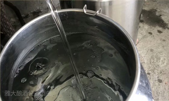 用全套釀酒設備蒸餾,裝甑時為什么要“輕撒勻鋪”?-04 用全套釀酒設備蒸餾,裝甑時為什么要“輕撒勻鋪”?-04