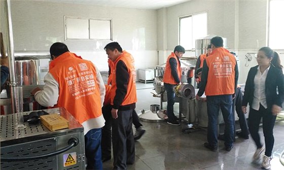 雅大蒸酒設備廠家學員釀酒實操