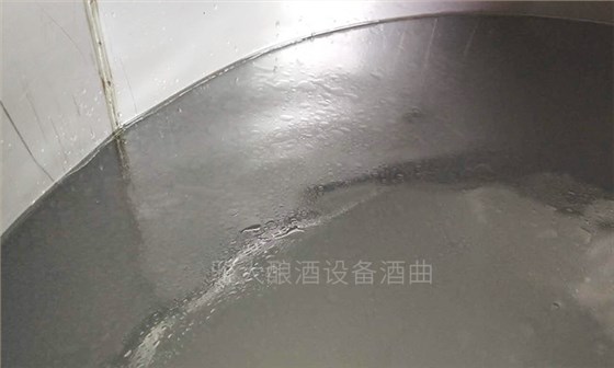 將尾酒通過靜置,濾掉飄在上面的一層油 將尾酒通過靜置,濾掉飄在上面的一層油