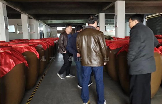 陳總來雅大考察參觀存酒車間 陳總來雅大考察參觀存酒車間