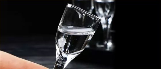 飲用純糧酒好處雖多但要適量,可別貪杯哦! 飲用純糧酒好處雖多但要適量,可別貪杯哦!