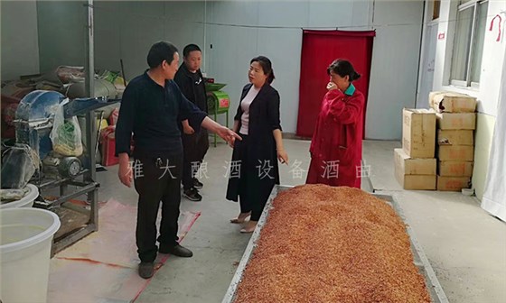8.1--在雅大高粱釀酒設備廠的協助下,胡家酒坊成功辦理小規模生產許可證-高粱釀酒