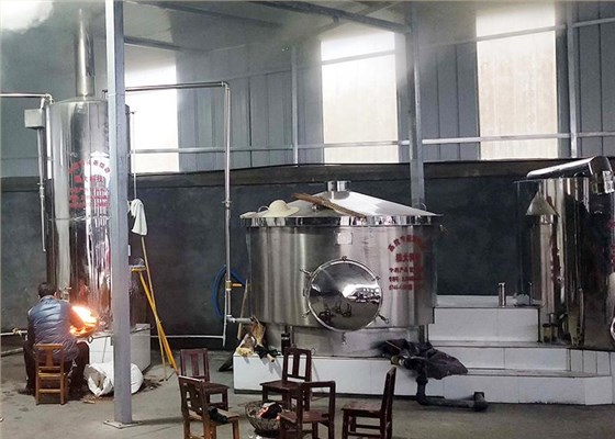 3-26 這樣熱氣騰騰的蒸餾釀酒設備做酒場面,你的家鄉還能看到嗎? 5 3-26 這樣熱氣騰騰的蒸餾釀酒設備做酒場面,你的家鄉還能看到嗎? 5