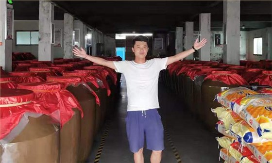 都說做酒設備釀酒太辛苦,可90后陽光男孩也在做 1 都說做酒設備釀酒太辛苦,可90后陽光男孩也在做 1