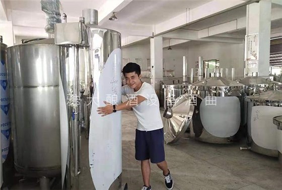 都說做酒設備釀酒太辛苦,可90后陽光男孩也在做 2 都說做酒設備釀酒太辛苦,可90后陽光男孩也在做 2