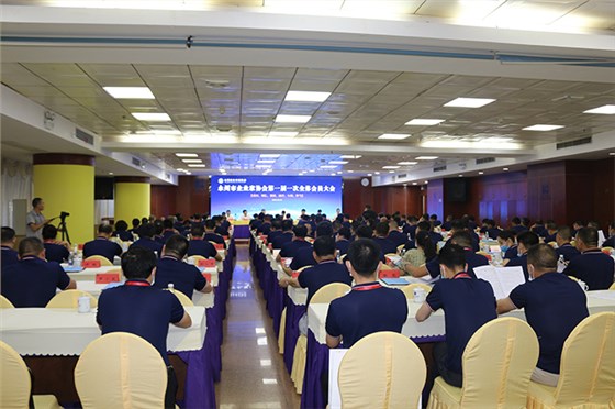 企業(yè)家們統(tǒng)一著裝參加會(huì)議 企業(yè)家們統(tǒng)一著裝參加會(huì)議