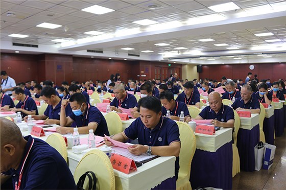 與會(huì)企業(yè)家們認(rèn)真填寫(xiě)選票 與會(huì)企業(yè)家們認(rèn)真填寫(xiě)選票
