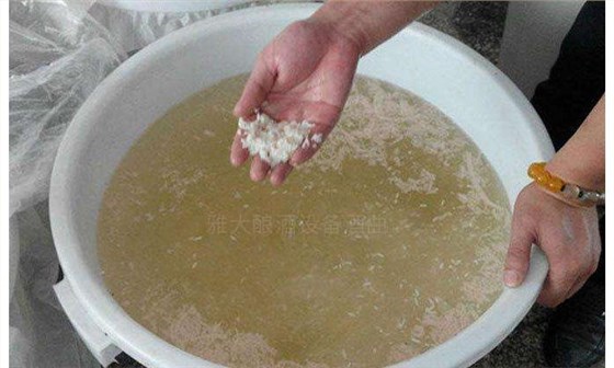 白酒生產(chǎn)設(shè)備釀造的散裝純糧酒糟味太重,怎么辦? 2 白酒生產(chǎn)設(shè)備釀造的散裝純糧酒糟味太重,怎么辦? 2