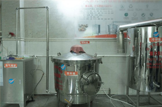 用雅大白酒生產設備蒸大米飯2