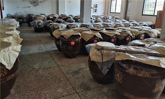 他引起白酒釀造設(shè)備，返鄉(xiāng)當(dāng)起釀酒師，致富路上酒香四溢 5