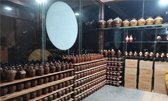 他引起白酒釀造設(shè)備，返鄉(xiāng)當(dāng)起釀酒師，致富路上酒香四溢 12