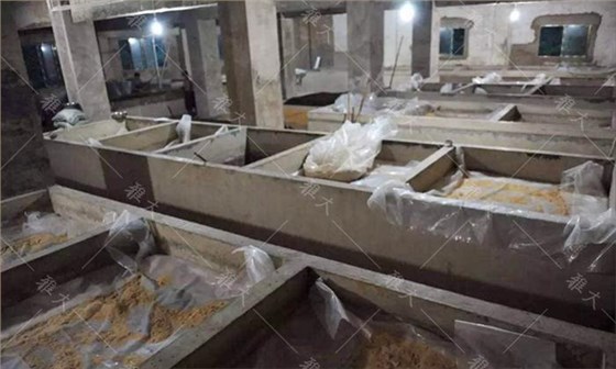 用白酒蒸餾設(shè)備釀小曲固態(tài)酒，發(fā)酵容器對(duì)白酒風(fēng)味有什么影響？6