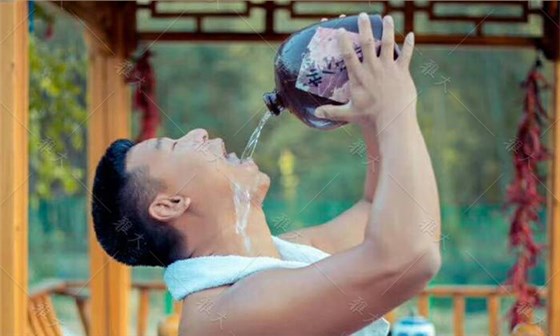 中年男人喝白酒要注意啥?用燒酒設(shè)備做酒的老師傅告訴您答案2 中年男人喝白酒要注意啥?用燒酒設(shè)備做酒的老師傅告訴您答案2