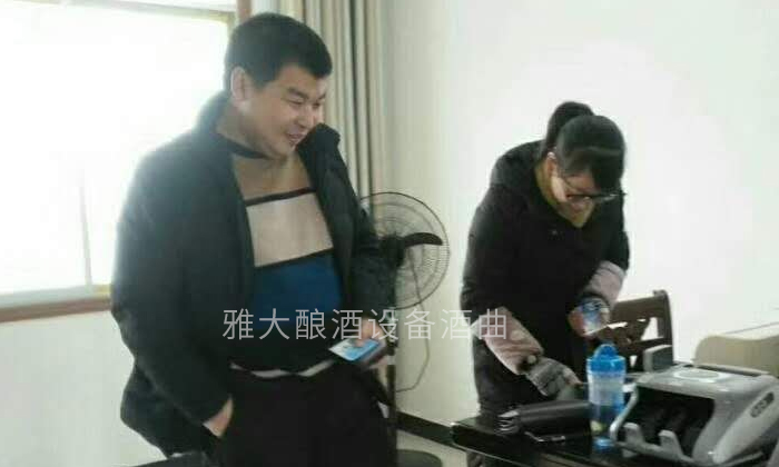甘肅趙總1000斤不銹鋼大型釀酒設備專車發貨中