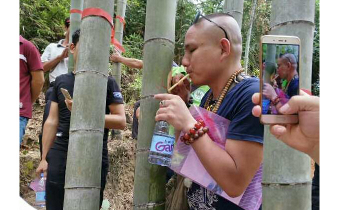 喝過竹筒酒，可你知道大型釀酒設備做的酒是怎么裝進竹子里的？-04