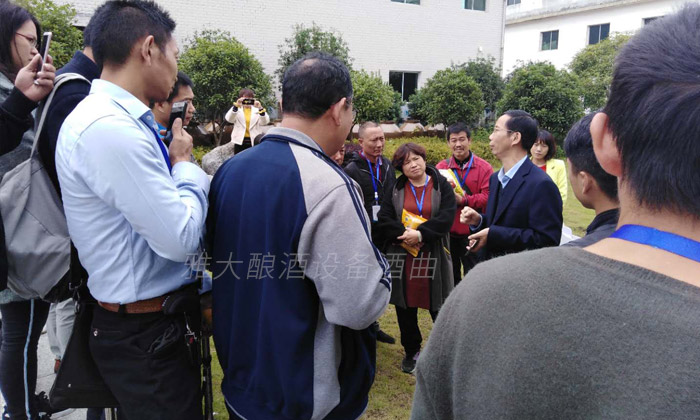 帶您了解學員在雅大釀酒設備廠家的每一個瞬間,有圖有真相!-07-文化廣廠合影胡總解決客戶的問題 帶您了解學員在雅大釀酒設備廠家的每一個瞬間,有圖有真相!-07-文化廣廠合影胡總解決客戶的問題