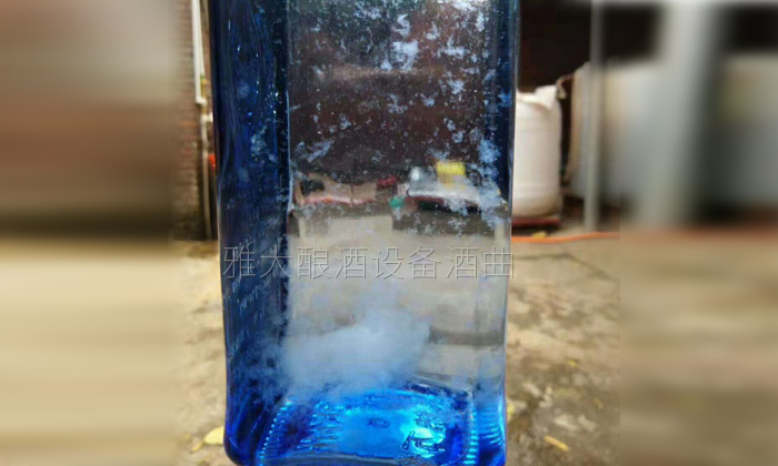 白酒渾濁不一定是質量問題!你家的新年用酒是否也這樣?-01-白酒絮狀沉淀 白酒渾濁不一定是質量問題!你家的新年用酒是否也這樣?-01-白酒絮狀沉淀