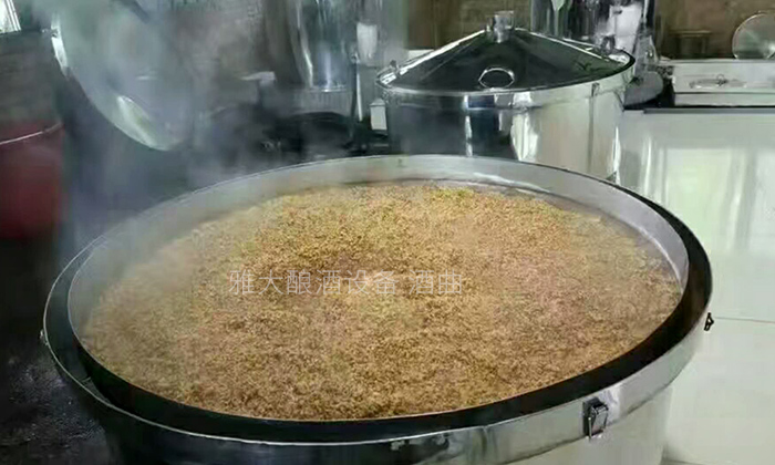 用全套釀酒設(shè)備蒸餾,裝甑時為什么要“輕撒勻鋪”?-03 用全套釀酒設(shè)備蒸餾,裝甑時為什么要“輕撒勻鋪”?-03