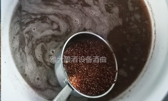 高粱做酒首先泡糧 高粱做酒首先泡糧