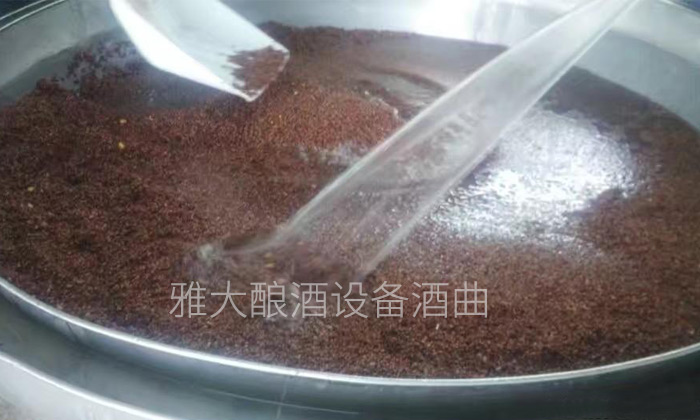 用釀酒蒸餾設(shè)備做灑時(shí)泡糧不宜多次攪拌 用釀酒蒸餾設(shè)備做灑時(shí)泡糧不宜多次攪拌