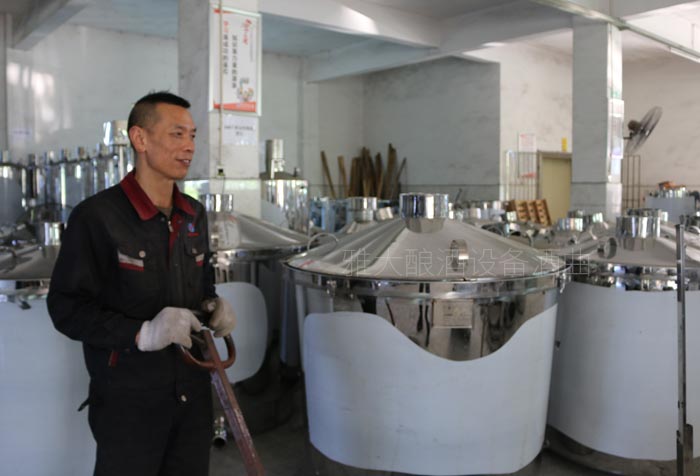 ▲蔣水生在不銹鋼釀酒設備廠工作 ▲蔣水生在不銹鋼釀酒設備廠工作