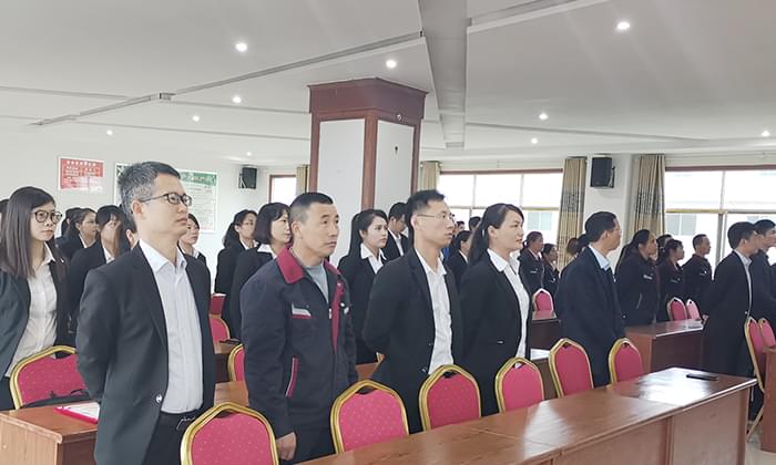 ▲大家正在認真觀看企業(yè)宣傳片 ▲大家正在認真觀看企業(yè)宣傳片