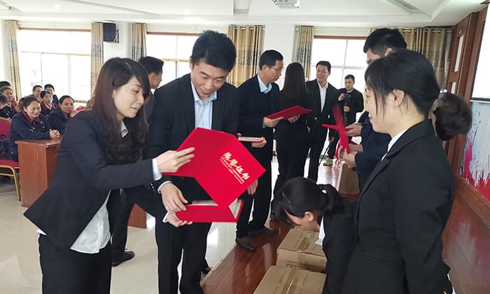 ▲雅大科技董事長及各位領(lǐng)導給大家頒獎 ▲雅大科技董事長及各位領(lǐng)導給大家頒獎