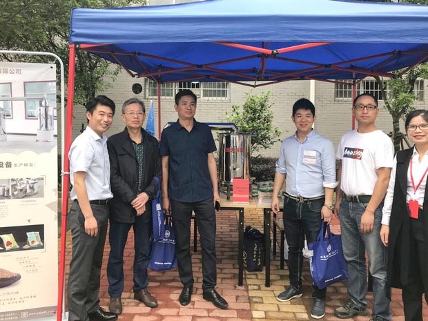 ▲各企業領導人來雅大展位親切交流 ▲各企業領導人來雅大展位親切交流