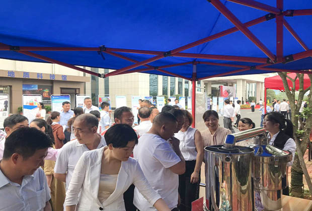 ▲參展觀眾正在參觀雅大釀酒設備及酒曲 ▲參展觀眾正在參觀雅大釀酒設備及酒曲