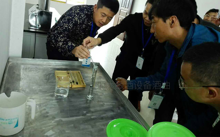 量好溫度、酒度根據公式算出實際酒度 量好溫度、酒度根據公式算出實際酒度