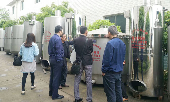 來雅大白酒釀造設(shè)備廠考察 來雅大白酒釀造設(shè)備廠考察