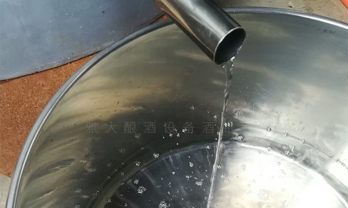 24-陳總用烤酒設備釀造企業定制酒送合作伙伴，加深品牌形象！出酒