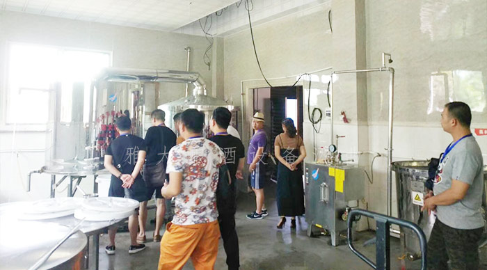 30-達(dá)配醇酒業(yè)用白酒釀造機(jī)器開酒廠，拿出營(yíng)業(yè)額的50%資助貧困學(xué)生3