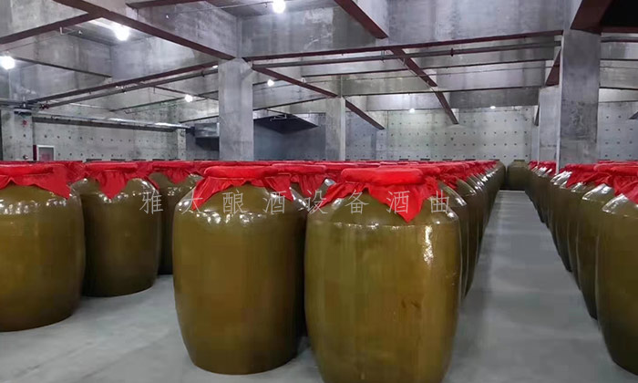8.1--在雅大高粱釀酒設備廠的協助下,胡家酒坊成功辦理小規模生產許可證 存酒車間 8.1--在雅大高粱釀酒設備廠的協助下,胡家酒坊成功辦理小規模生產許可證 存酒車間