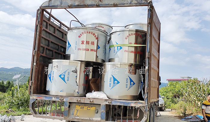 全套不銹鋼釀酒設備專車發貨