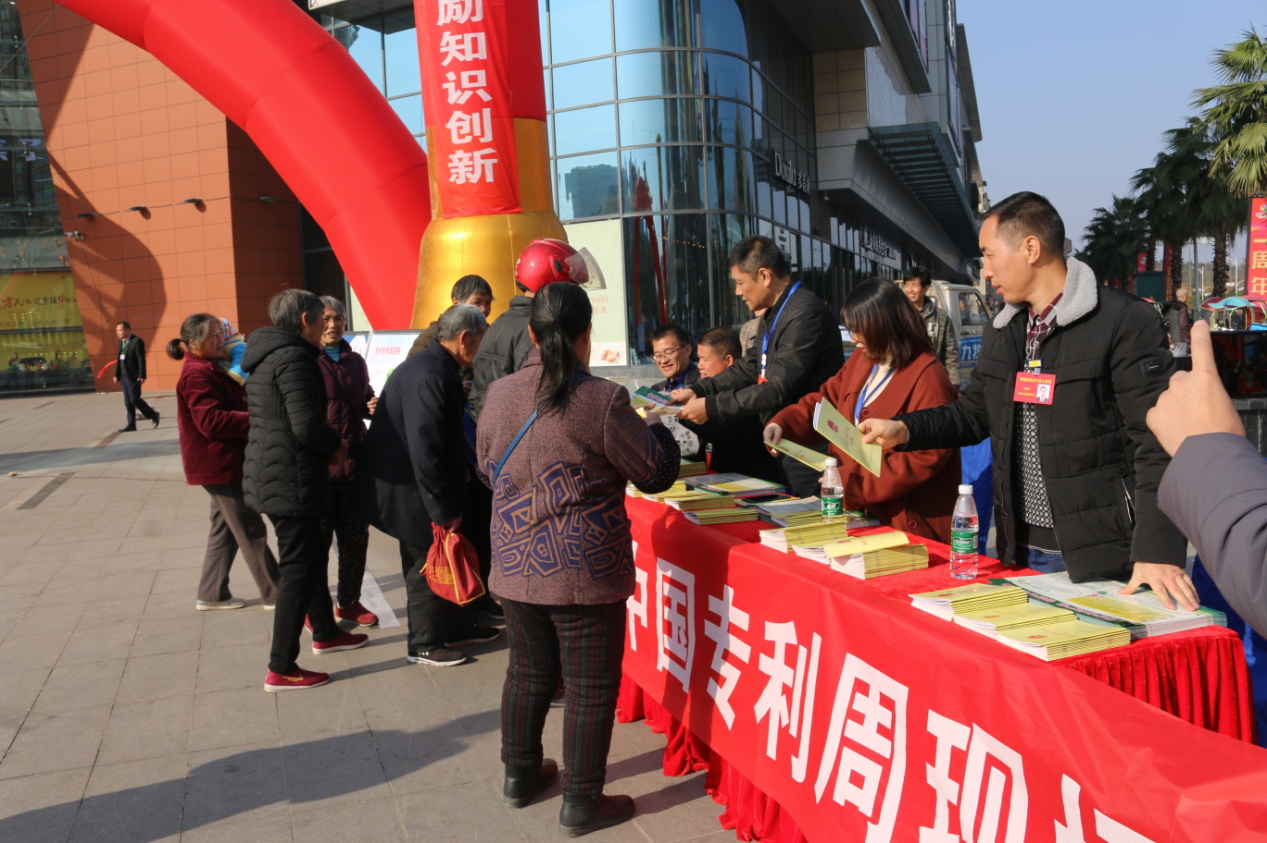 零陵區(qū)市場監(jiān)督管理局現(xiàn)場發(fā)放講解宣傳資料 零陵區(qū)市場監(jiān)督管理局現(xiàn)場發(fā)放講解宣傳資料