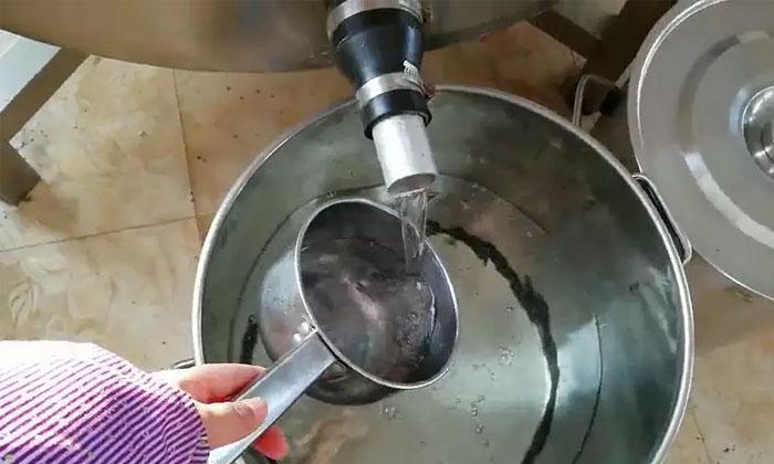 3-26 這樣熱氣騰騰的蒸餾釀酒設備做酒場面，你的家鄉還能看到嗎？1