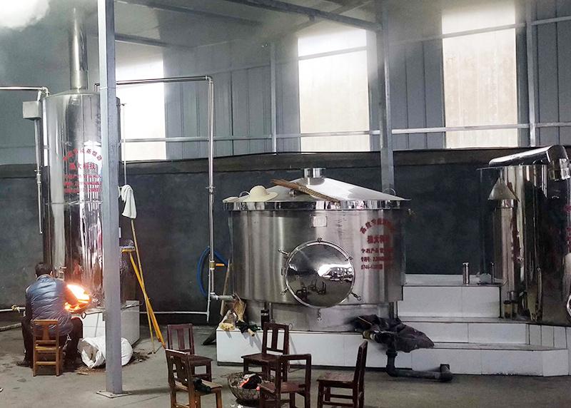 3-26 這樣熱氣騰騰的蒸餾釀酒設備做酒場面，你的家鄉還能看到嗎？ 5