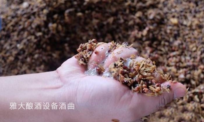 白酒釀酒設(shè)備做酒過程中,什么時(shí)候開耙合適? 4 白酒釀酒設(shè)備做酒過程中,什么時(shí)候開耙合適? 4