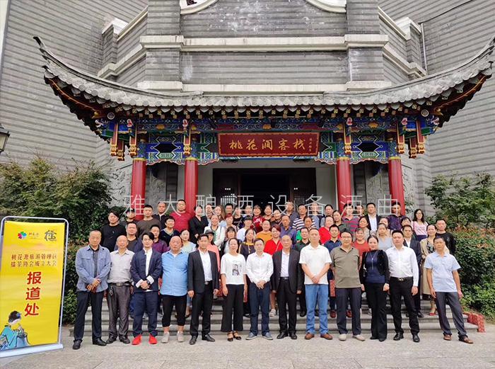 竹溪酒坊坐落在著名的風景名勝區桃源縣桃花源 竹溪酒坊坐落在著名的風景名勝區桃源縣桃花源