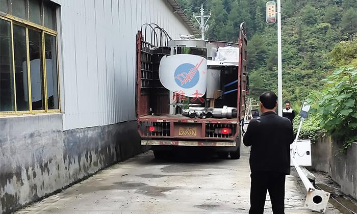 4.1蔣總隨車上門指導釀酒設備安裝